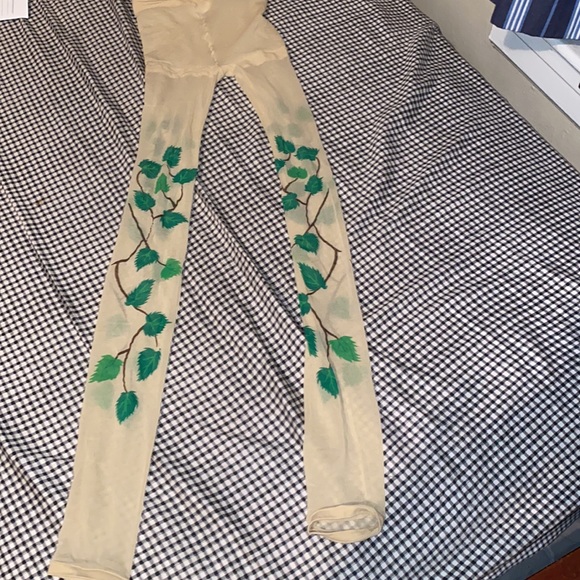 A BEAUTIFUL Poison Ivy costume, great for themed parties, Halloween & etc 💚🥳 - Picture 9 of 10